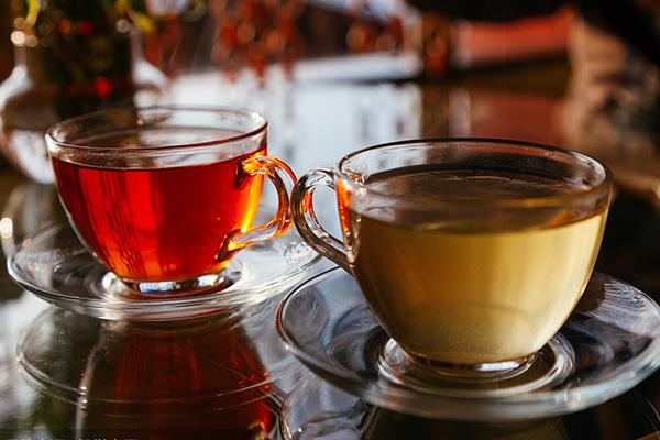 常喝红茶好还是绿茶好（红茶与绿茶哪个对身体好）